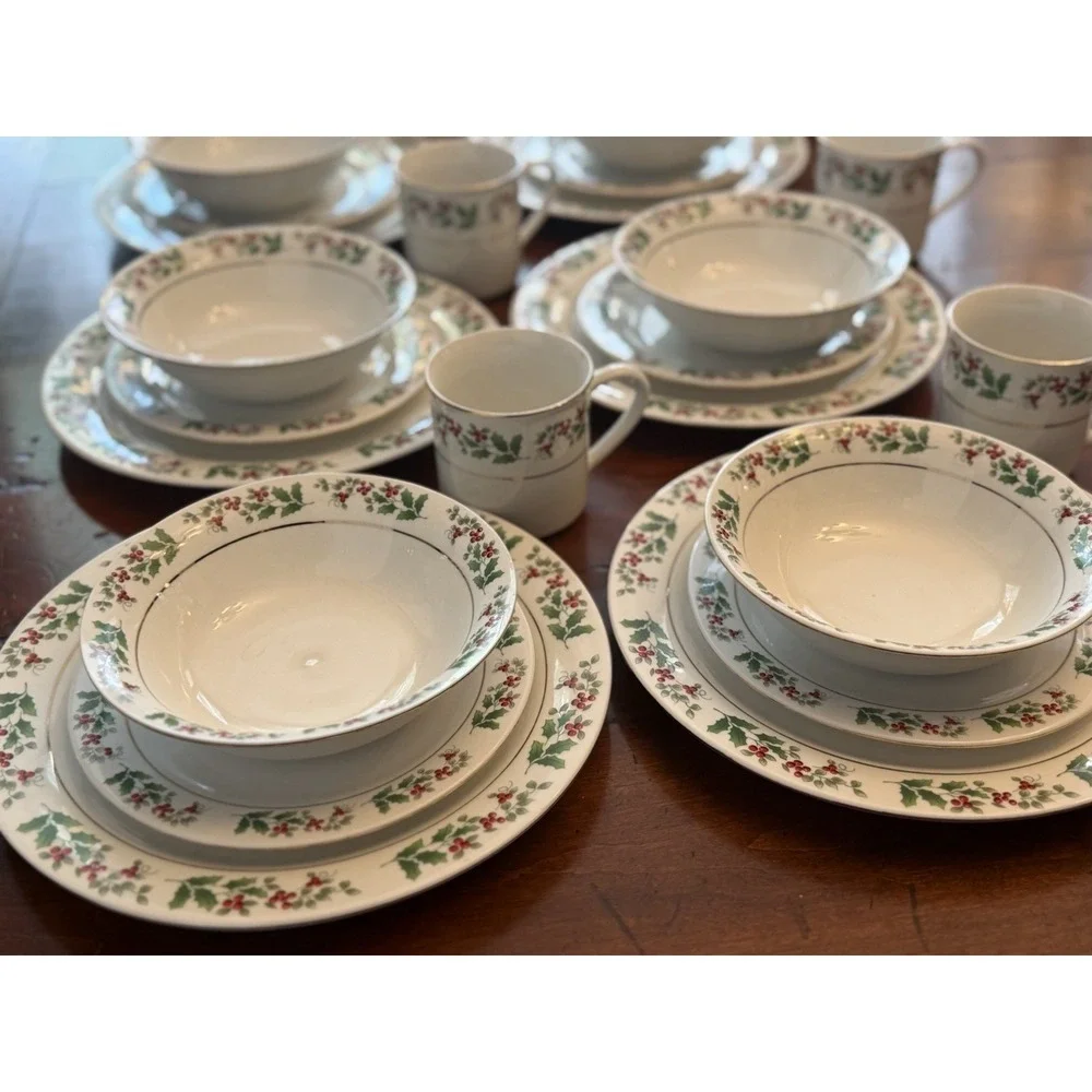 Gibson Christmas Charm Holly Berry 24-Piece Dinnerware Set, Service for 6